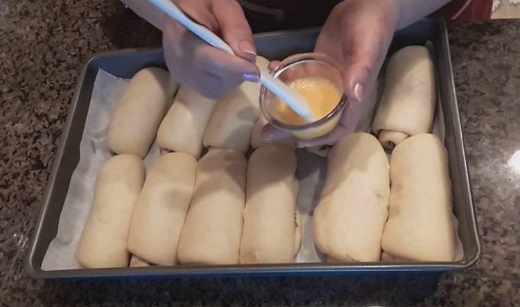 Apoi ungeți piesa de prelucrat cu un ou bătut.