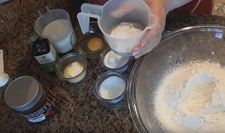 Mai întâi faceți un aluat.