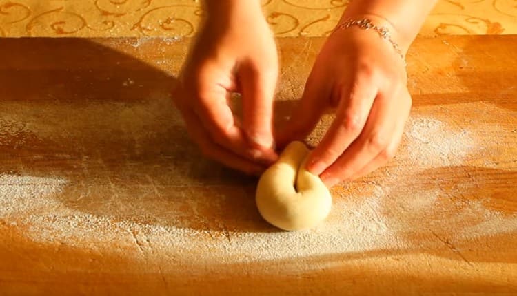 We turn the cake into a roll and connect its ends.