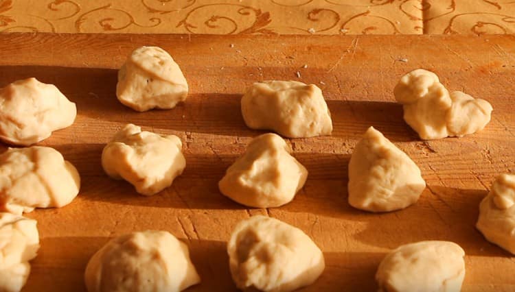 Divide the dough into identical portioned slices.