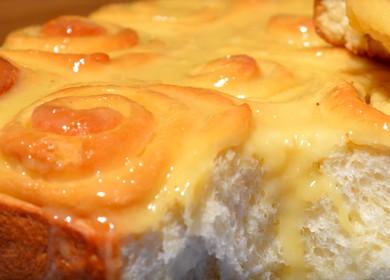 Gătim rulouri neobișnuit de gustoase cu lapte condensat conform rețetei cu fotografii pas cu pas.