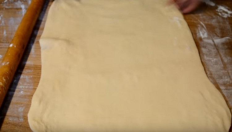 الآن لفة العجين جيدا.