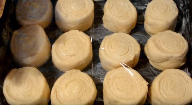 ننشر الفراغات على صفيحة خبز مدهونة بالزبدة ونغطيها بغشاء ملتصق بحيث لا يزال يرتفع