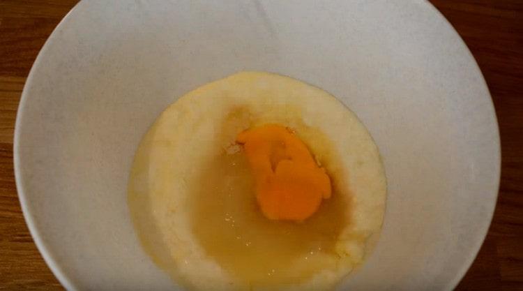 في اللبن الدافئ ، يضاف السكر والملح والخميرة والبيض والزيت النباتي.