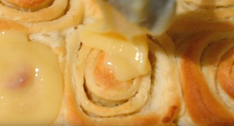 الكعك المبردة قليلا صب كريم.