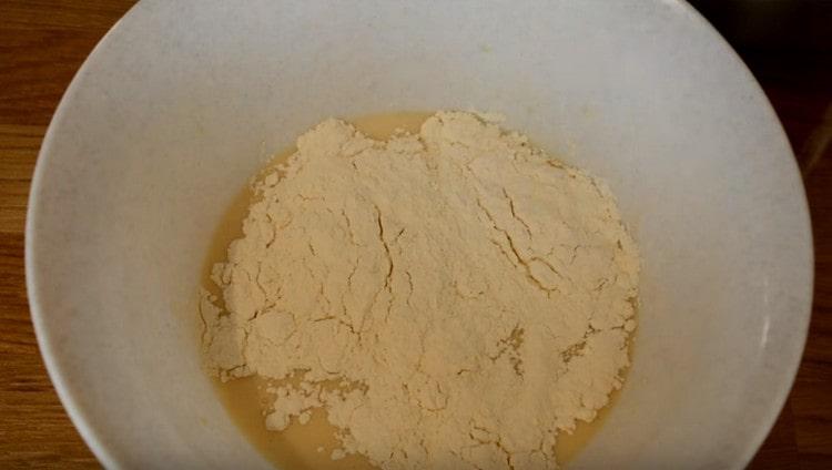 أضف تقريبا كل الدقيق.