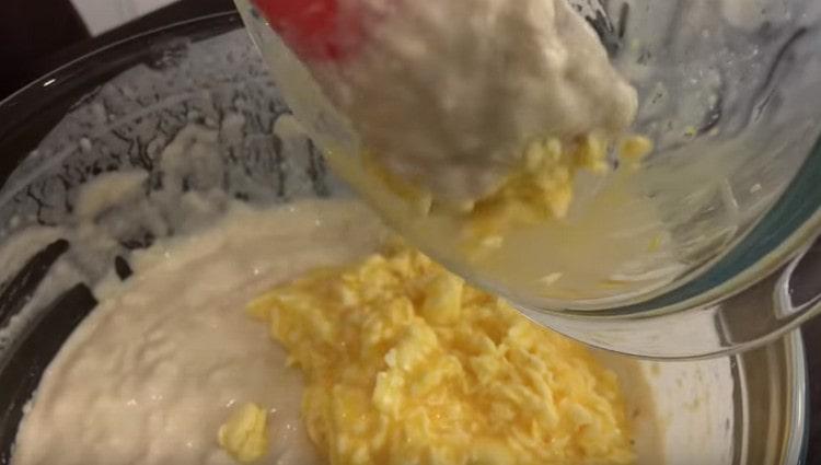 מוסיפים לבצק את מסת שמן הביצה.