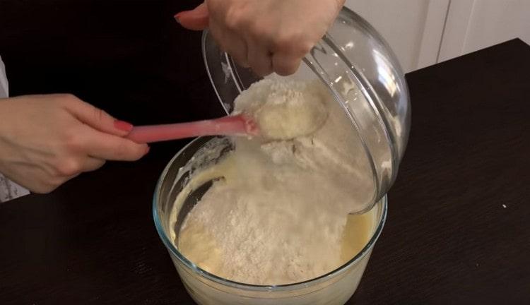 מוסיפים קמח ולשים את הבצק.