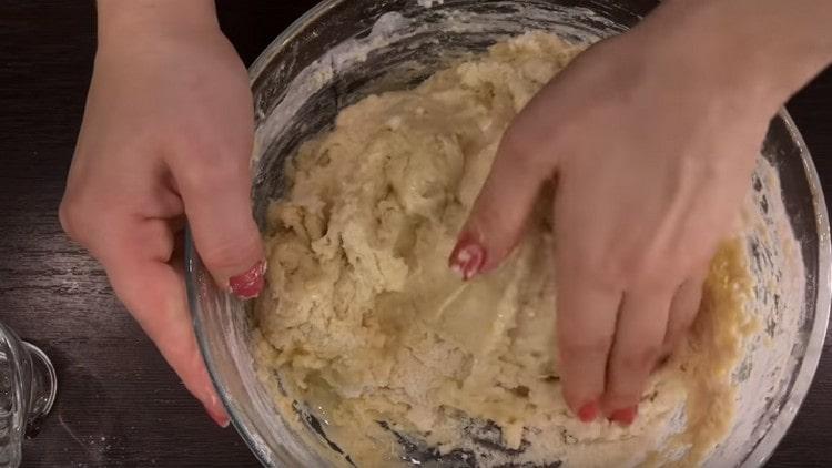 אנו ממשיכים לישה ידנית.