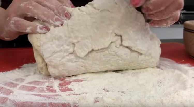 ואז שופכים את שאר הקמח על משטח העבודה ולשים את הבצק.