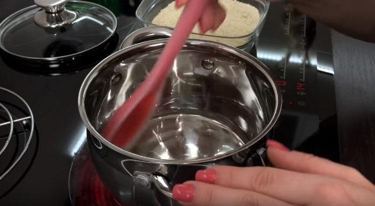 מחממים את סירופ הגלוקוזה על אש נמוכה.