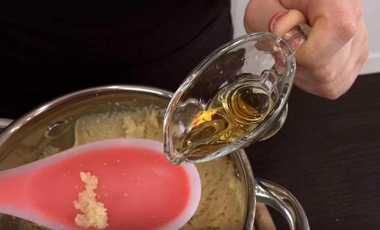 אנו מוסיפים גם תמצית שקדים ורום.