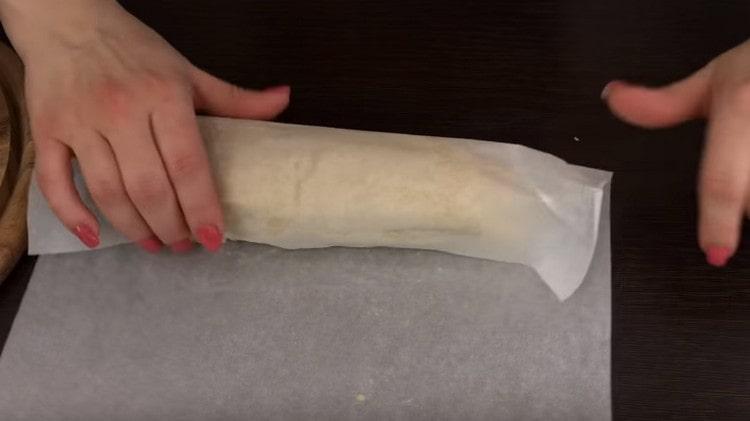 אנו יוצרים רולר מהמסה המתקבלת.