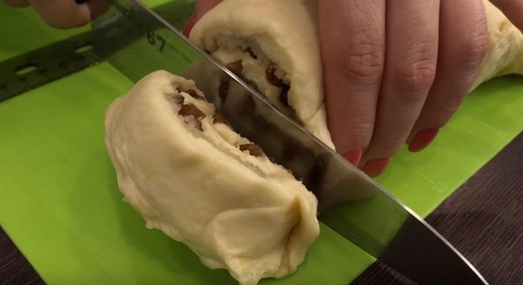 עוטפים את הבצק בגליל וחותכים לבלטות מחולקות.