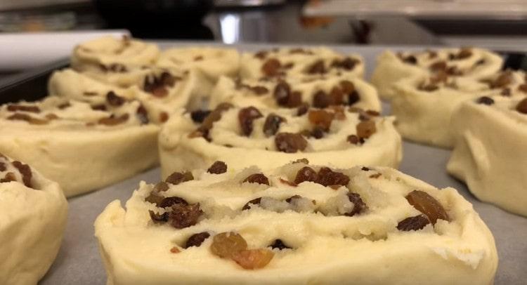 פרשנו את הלחמניות על תבנית אפייה מכוסה קלף.