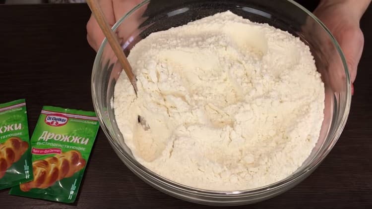 מנפים את הקמח.