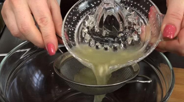 העבירו את המיץ המתקבל דרך מסננת.