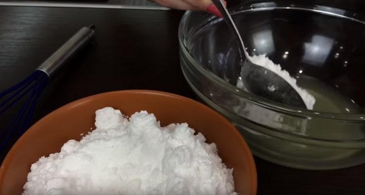 מוסיפים את סוכר הדובדבן למיץ הלימון.