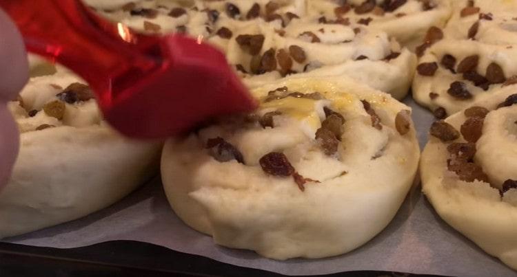 משמנים את הלחמניות בנפרד עם ביצה טרופה.