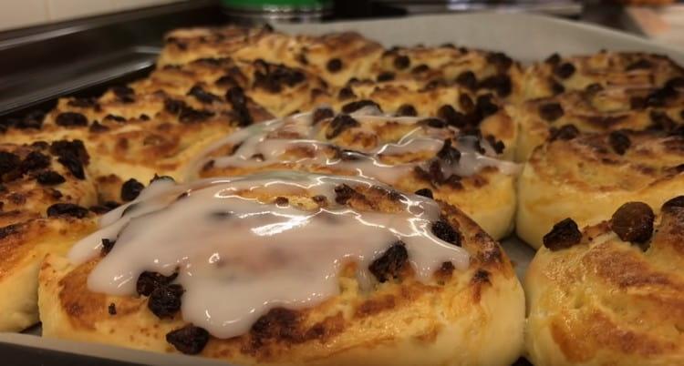 אנחנו מוזגים לחמניות חמות עם זיגוג לימון.