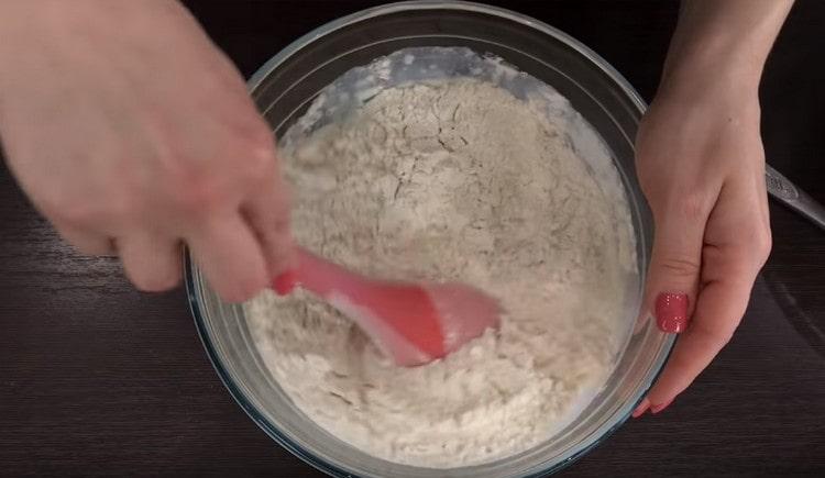 מערבבים את הבלילה.