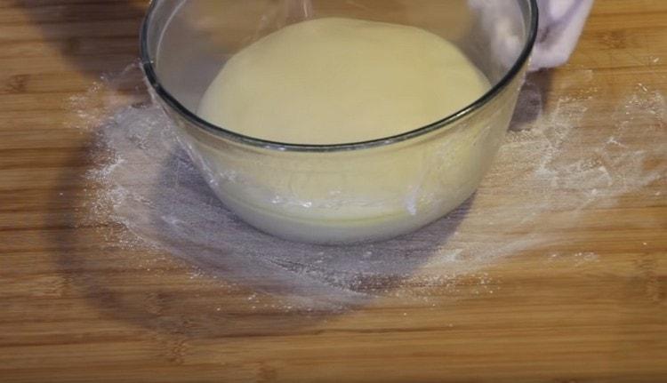 După ce a stat o oră și jumătate într-un loc cald. aluatul ar trebui să crească bine.