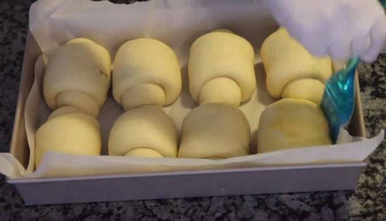 Chiftele a crescut bine, poate fi uns cu un ou.