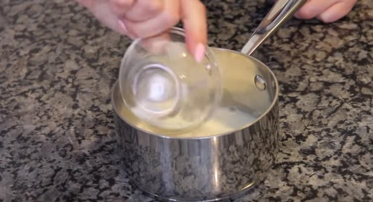 Într-o tocană combinăm laptele cu făina.