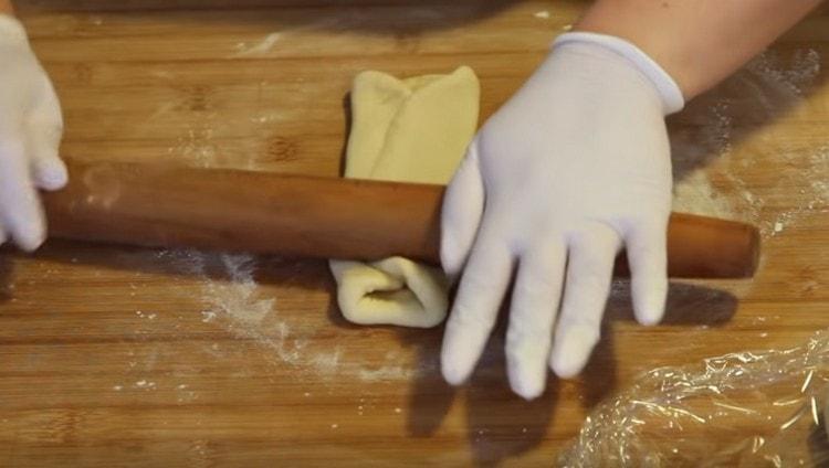 Trecem știftul de-a lungul piesei de prelucrat.