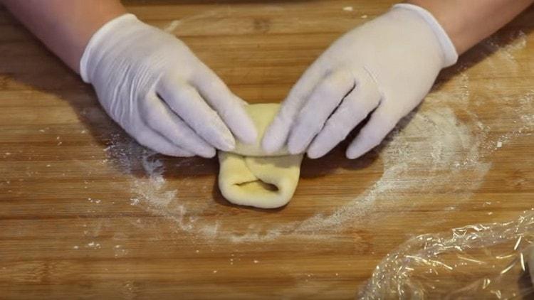 Apoi turnăm aluatul cu un rulou.