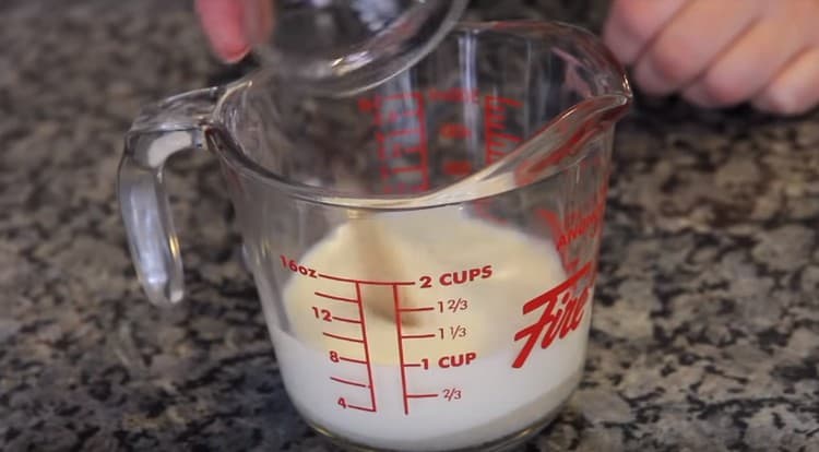 Facem aluat din lapte, drojdie și zahăr.