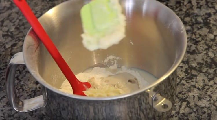 Adăugați făina oul, baza de cremă și aluatul.