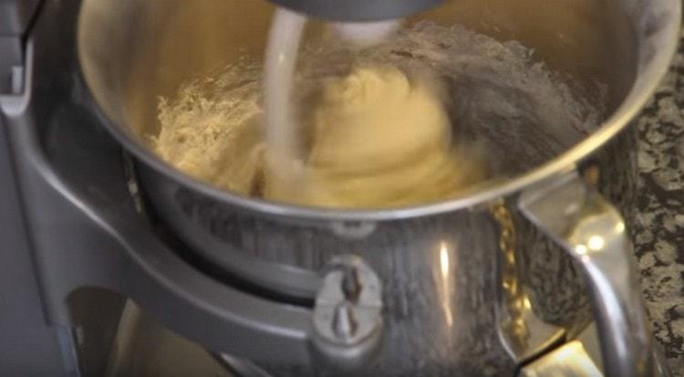 Frământați aluatul bine.