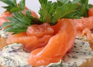 Cozinhar deliciosos sanduíches de salmão caseiros de acordo com a receita com uma foto.