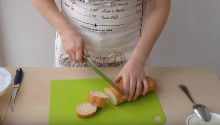 Skær baguetten i skiver.