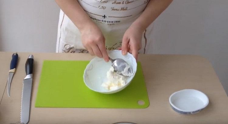 Mos Philadelphia ost med en ske eller en gaffel.