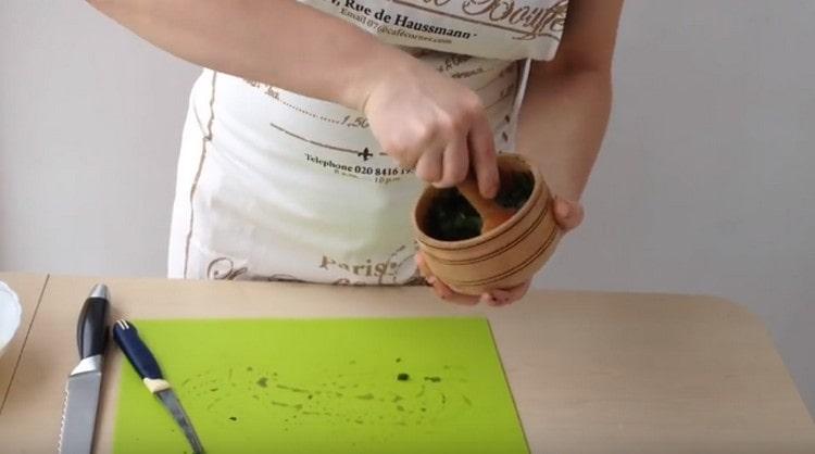 Ædel grønne i en morter.