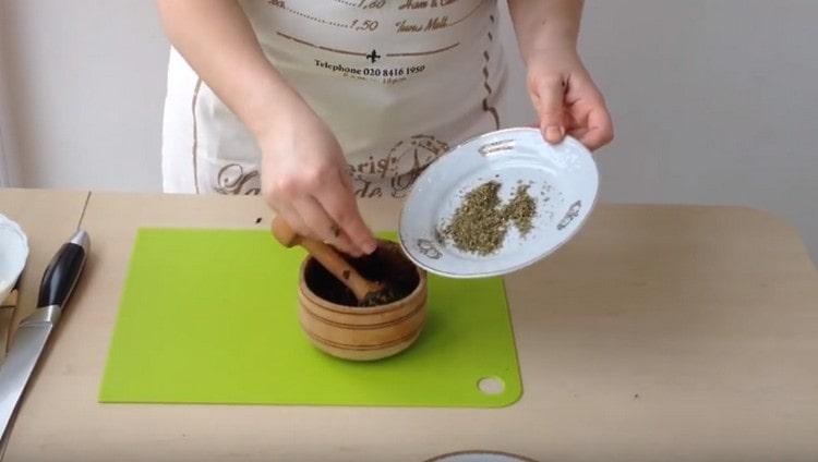 Føj italienske urter til krydderiet.