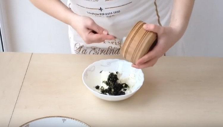 Bland de hakkede greener med ost.