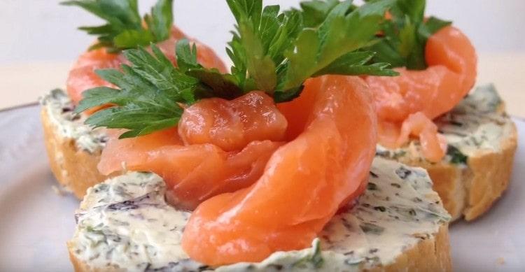 Vi pynter brødskiver med fisk, og vores laksesandwiches er klar!