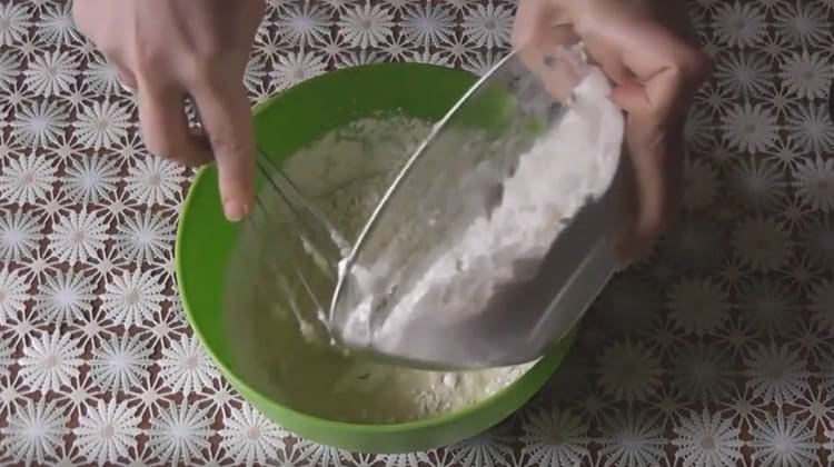 Adăugați făina puțin în aluat.