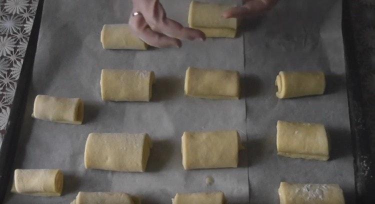 Întindem golurile pe o foaie de copt așezată cu hârtie de copt.