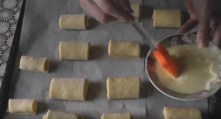 Ungeți fiecare chiflă cu unt topit.