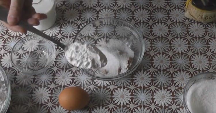 Combinați drojdia cu zahărul și făina.