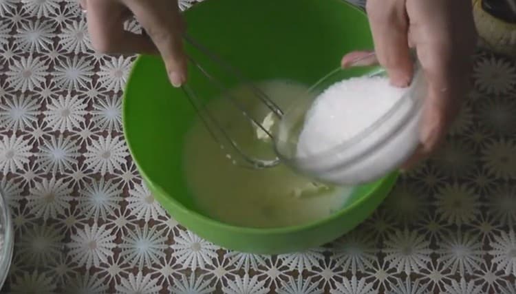 Se amestecă componentele, se adaugă zahărul.