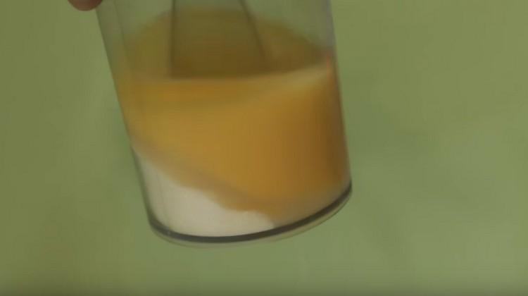 Battez les œufs avec du sucre au mixeur.