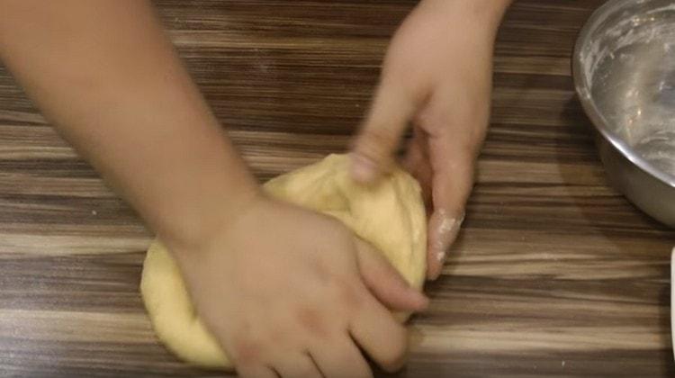 Pétrir la pâte molle.