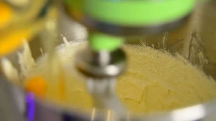 להכנת קאפקייקס בבית, הוסף ביצים