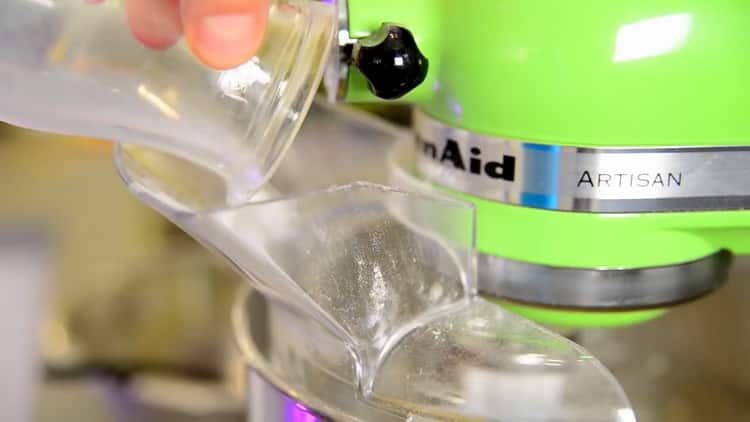 להכנת קאפקייקס בבית, הוסף חלב