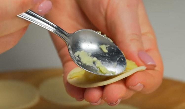 Poseu un farcit a cada cercle de massa.